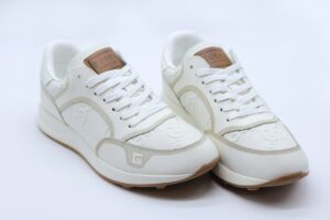 [국내배송]구찌 화이트 엠보 포인트 스니커즈