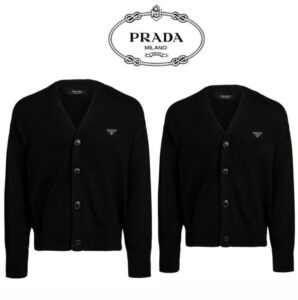 [국내배송]프라다 트라이앵글 플레이트 커플가디건
