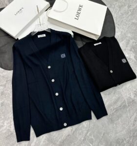 [국내배송]로에베-LOEWE 남성 클레식 로고자수 V넥 가디건-1394