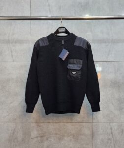 [국내배송]프라다 트라이앵글 로고 포켓 울니트