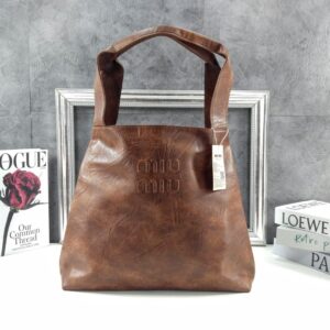 [국내배송]가죽 핸들 골드톤 하드웨어 전면엠보싱 레터링 로고 재생 나일론 안감 및 지퍼 포켓 마지막 사진구성 참고하세요 45 × 34 × 12