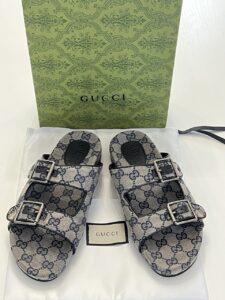 [국내배송]구찌 버클 스트랩 모노그램 남성 슬리퍼