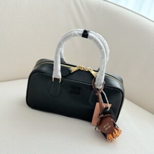 [국내배송]미우미우 아르카디 레더 토트백 라지