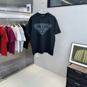 [국내배송]프라다 2025SS 레터링 자수로고 라운드 티셔츠