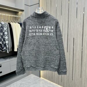 [국내배송]메종 마르지엘라 자수 로고 반집업 니트