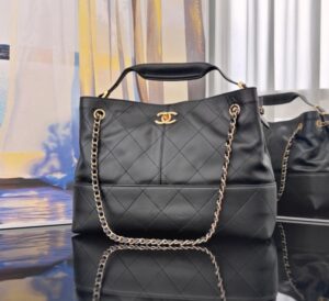 [국내배송]샤넬 25A 체인 쇼퍼백 스몰 카프스킨 블랙 AS5634
