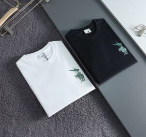 [국내배송]버버리 2025SS 기사 엠보로고 라운드 티셔츠