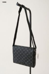 [국내배송]루이비통 남여공용 모노그램 이클립스 메신져백 MM