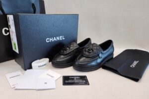 [국내배송]샤넬 블랙램 퀼티드 턴락 CC 로고 로퍼