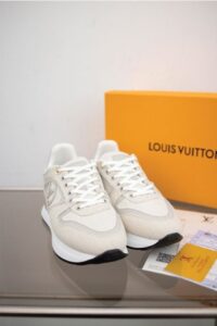 [국내배송]루이비통 런어웨이 라이트 베이지 스니커즈