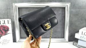 [국내배송]샤넬 미니 플랩 백 유광 그레인드 카프스킨, 골드 메탈 블랙