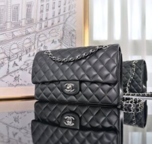 [국내배송]샤넬 클래식 플랩백 미듐 램스킨 블랙 은장 A01112