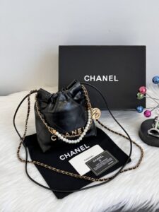 [국내배송]샤넬 22백 미니 블랙 금장 진주