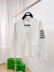 [국내배송]톰브라운 시그니처 4선완장 가디건