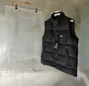 [국내배송]프라다 트라이앵글 로고 패딩 조끼