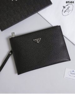 [국내배송]프라다 사피아노 삼각 로고 스트랩 클러치 백