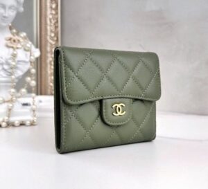 [국내배송]샤넬 클래식 캐비어 플랩 월릿 카키 그린 금장 AP0231